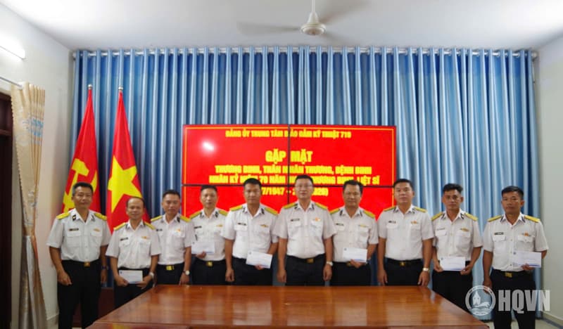 Trung tâm Bảo đảm Kỹ thuật 719 gặp mặt, tặng quà đối tượng chính sách