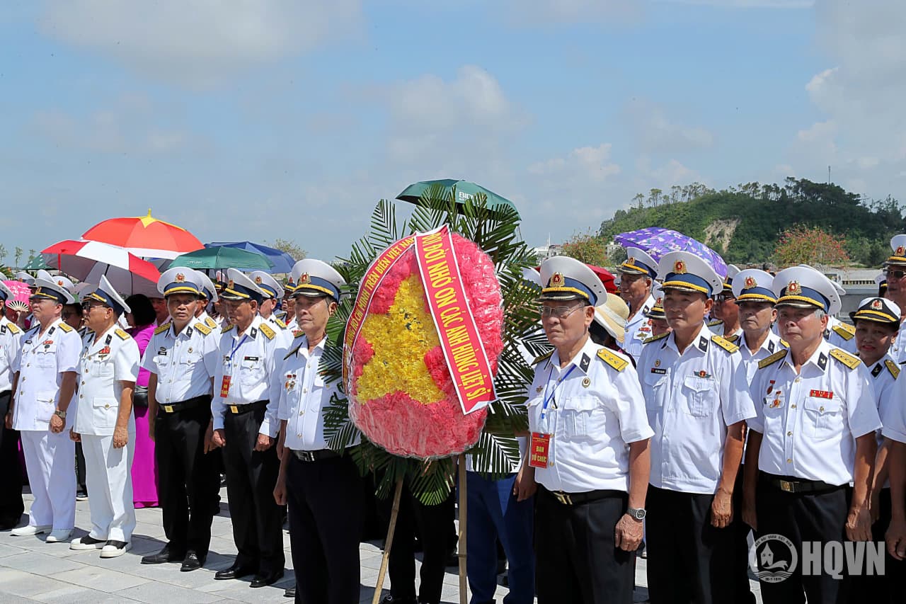 Hội Truyền thống Đường Hồ Chí Minh trên biển Việt Nam khu vực phía Bắc dâng hương tri ân các Anh hùng liệt sĩ
