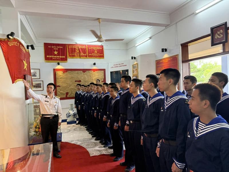 Lữ đoàn 131 giáo dục truyền thống cho chiến sĩ mới