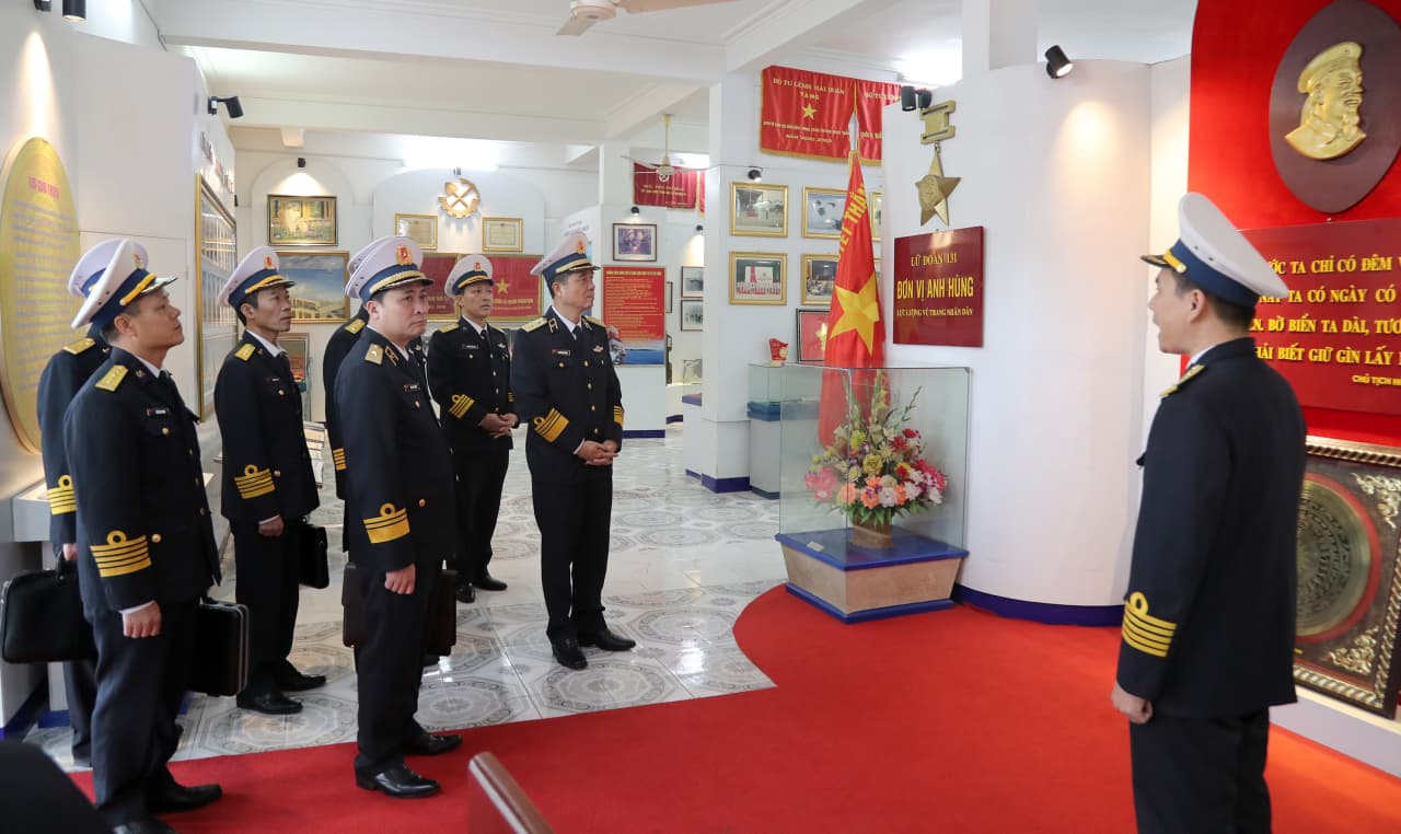 Chính ủy Hải quân thăm, làm việc tại Lữ đoàn 131