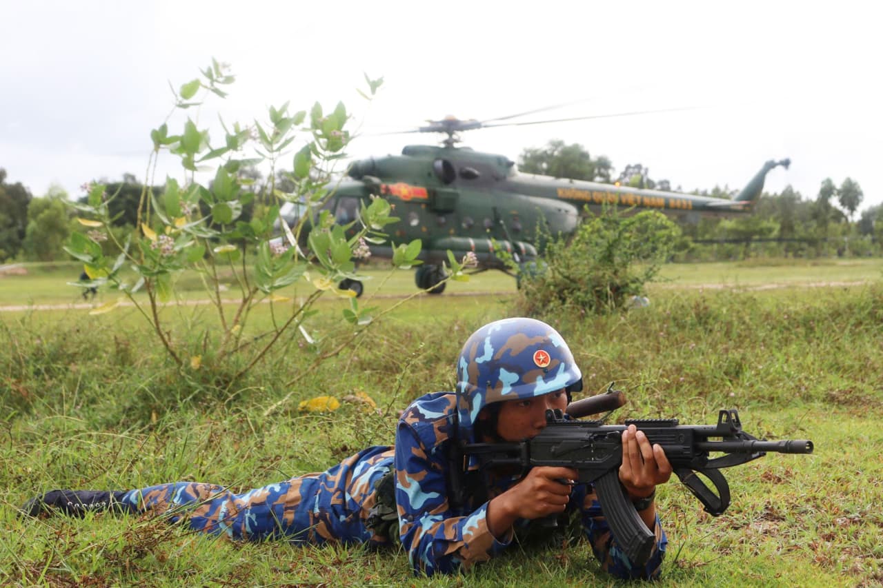 Lữ đoàn Hải quân đánh bộ 101 huấn luyện hiệp đồng đổ bộ đường không