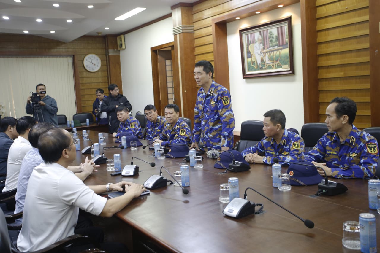 Chính uỷ Hải quân nắm tình hình mưa lũ và thăm, tặng quà nhân dân tỉnh Khánh Hòa