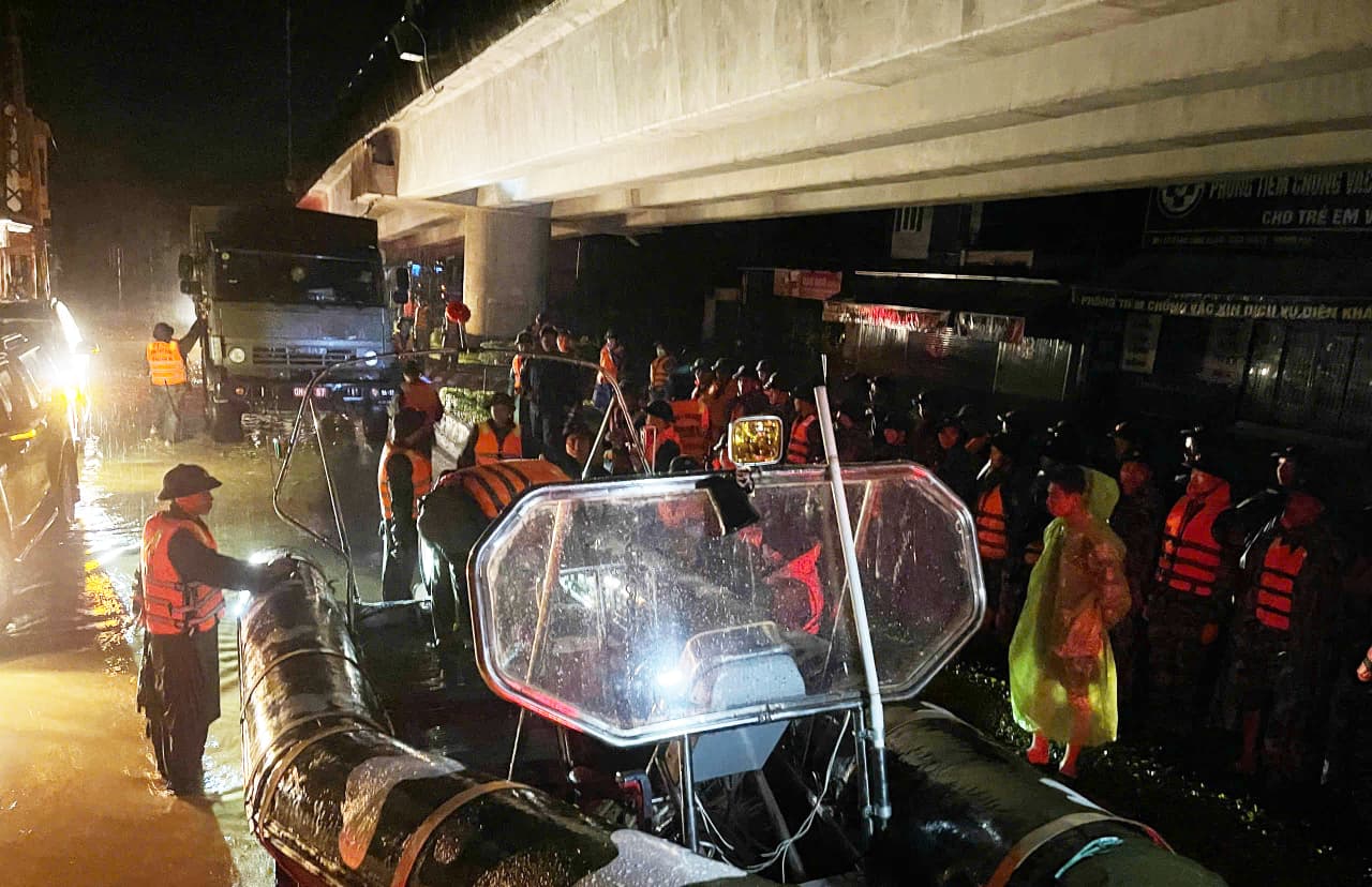 VIDEO: Các đơn vị Hải quân xuyên đêm mưa lũ giúp dân