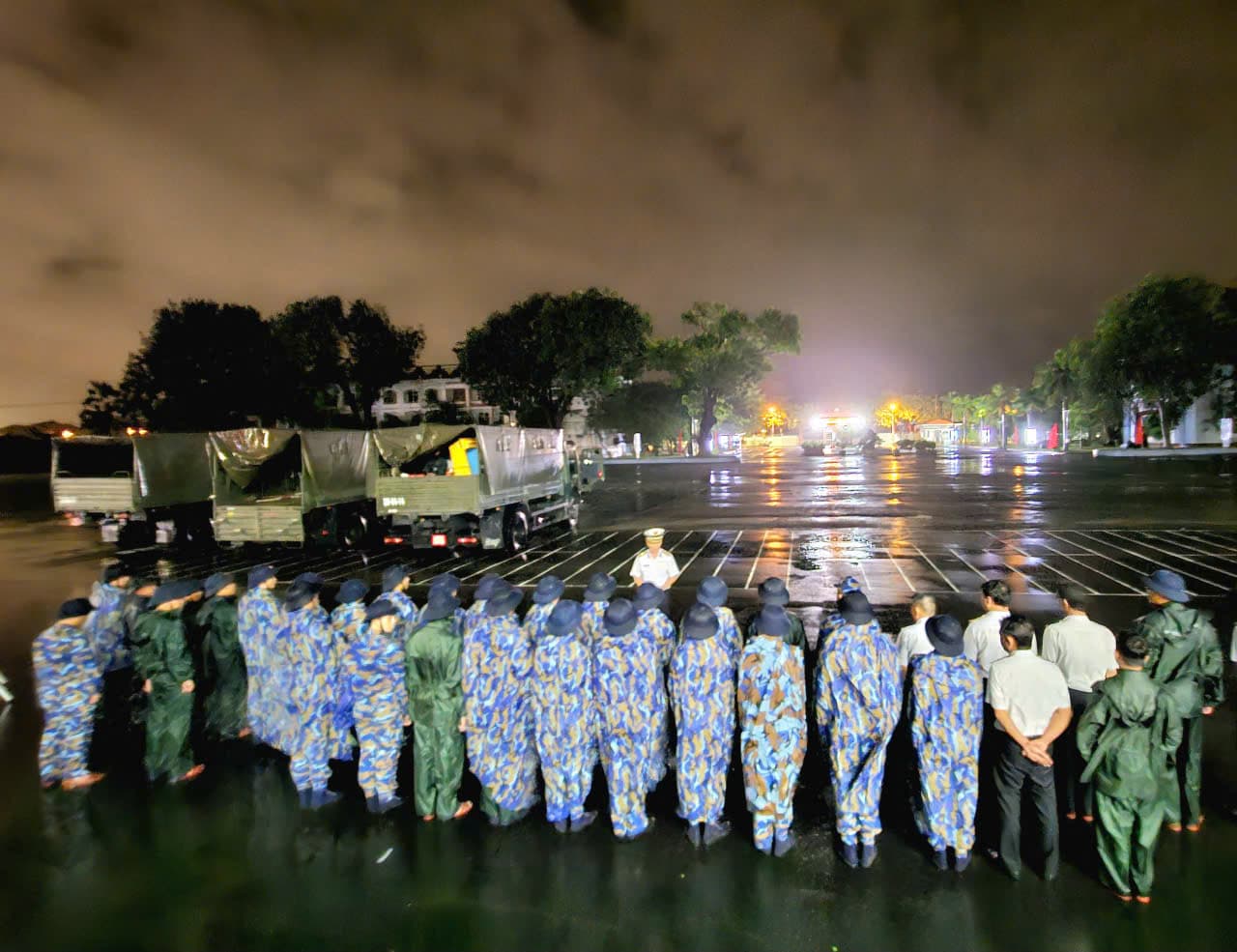 Hơn 300 cán bộ, chiến sĩ Hải quân cơ động giúp nhân dân ngay trong đêm