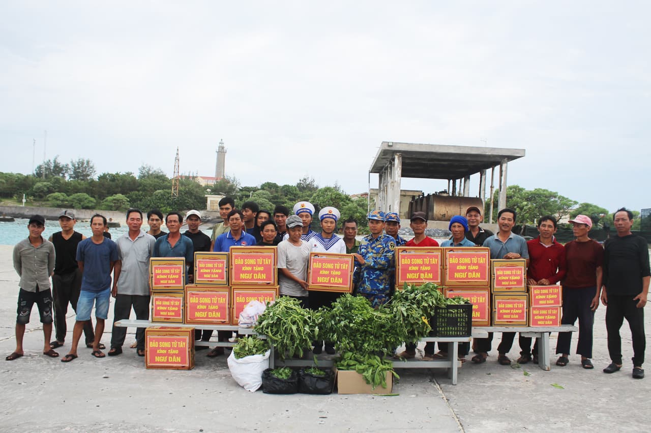 Các đơn vị thuộc Lữ đoàn 146 bảo đảm an toàn cho ngư dân tránh bão số 13