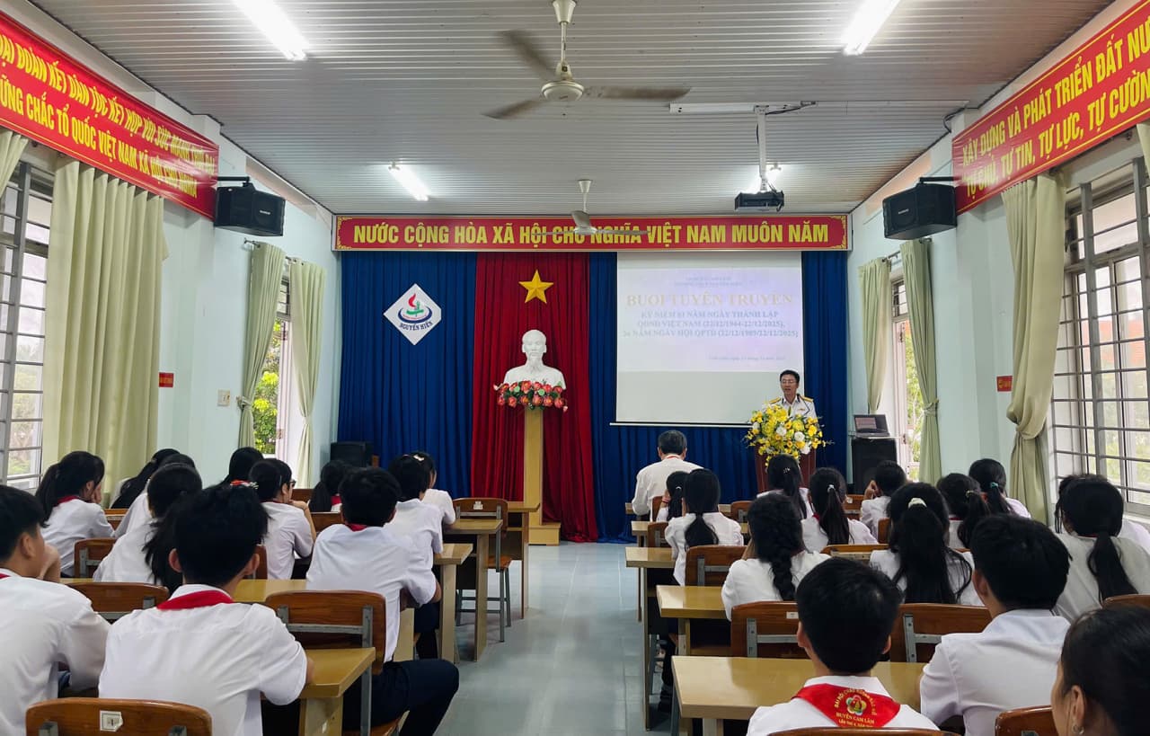 Gần 400 cán bộ, giáo viên, học sinh nghe tuyên truyền biển đảo