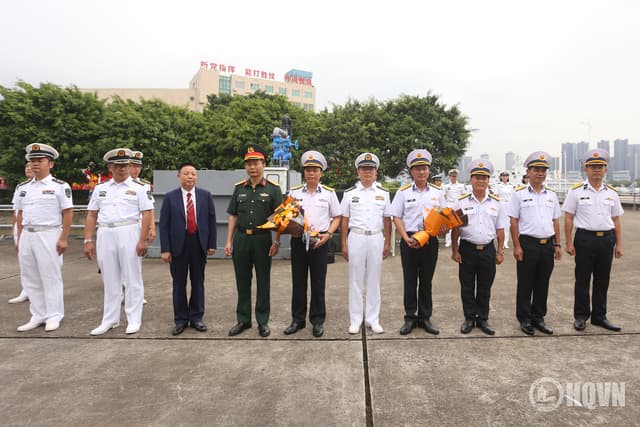 Tàu 015-Trần Hưng Đạo cập Quân cảng Tân Châu, bắt đầu thăm, giao lưu với Hải quân Trung Quốc
