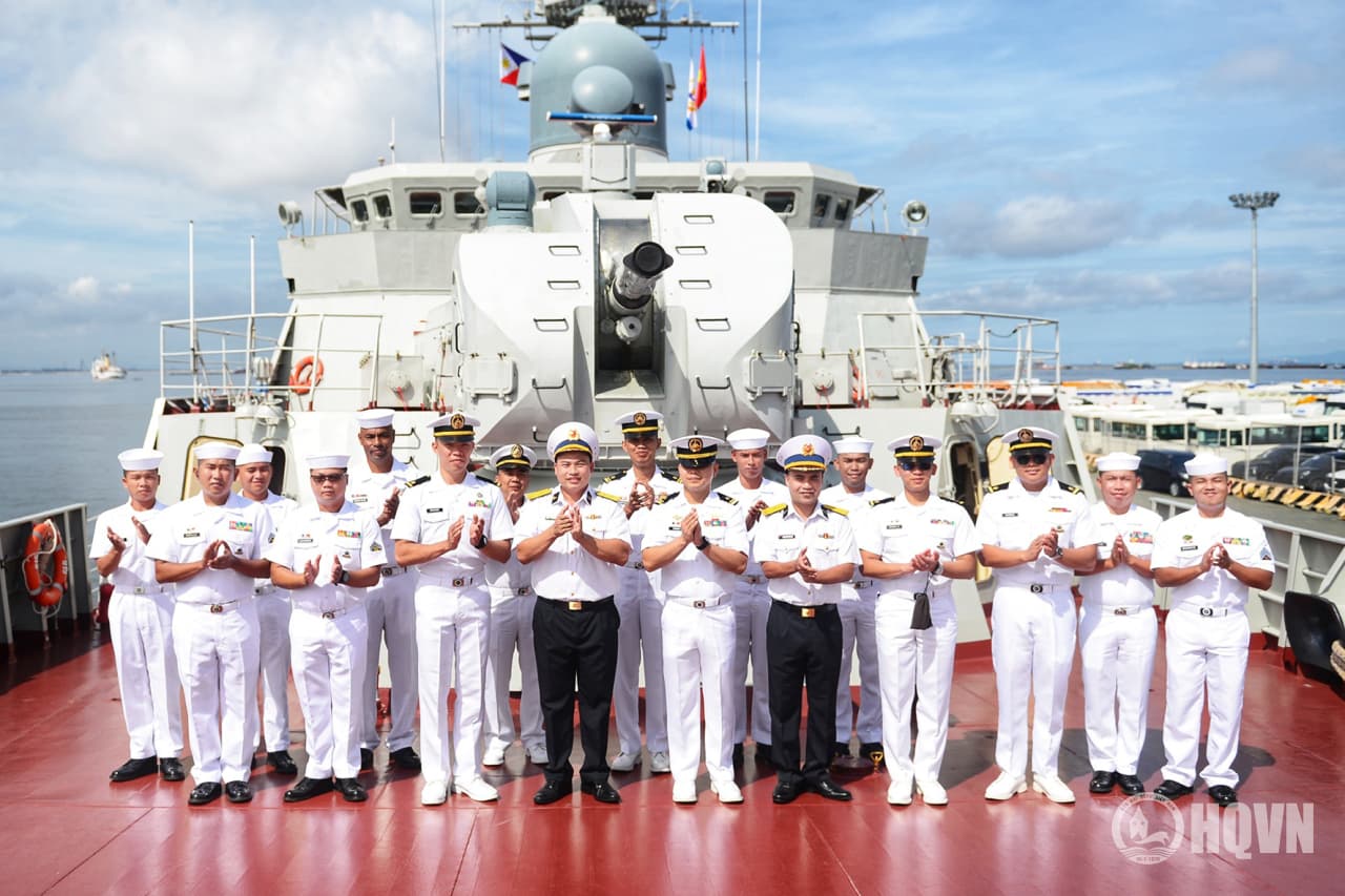 Sĩ quan và thuỷ thủ Hải quân Philippines tham quan Tàu 015-Trần Hưng Đạo