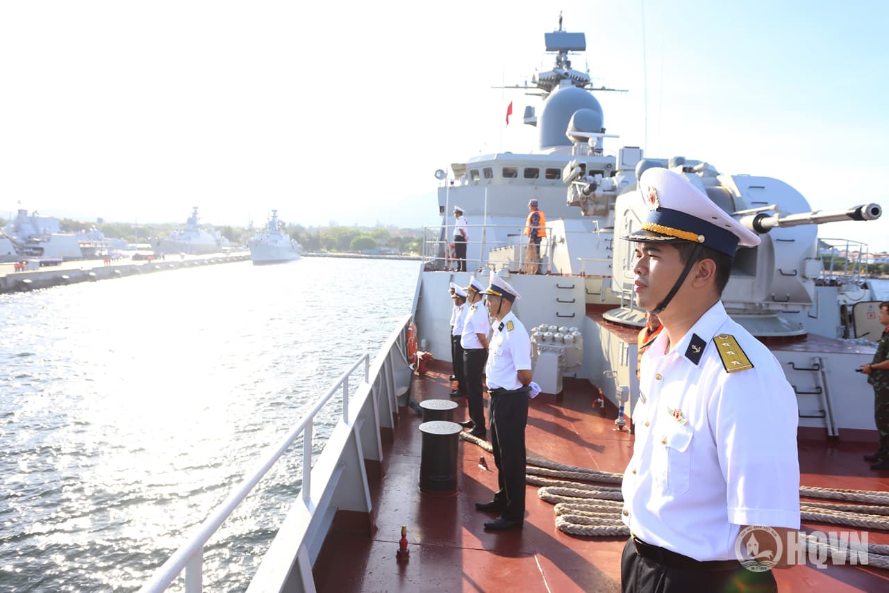 Tàu 015-Trần Hưng Đạo cập Quân cảng Cam Ranh, kết thúc tốt đẹp chuyến công tác thăm, giao lưu với Hải quân Trung Quốc và Philippines
