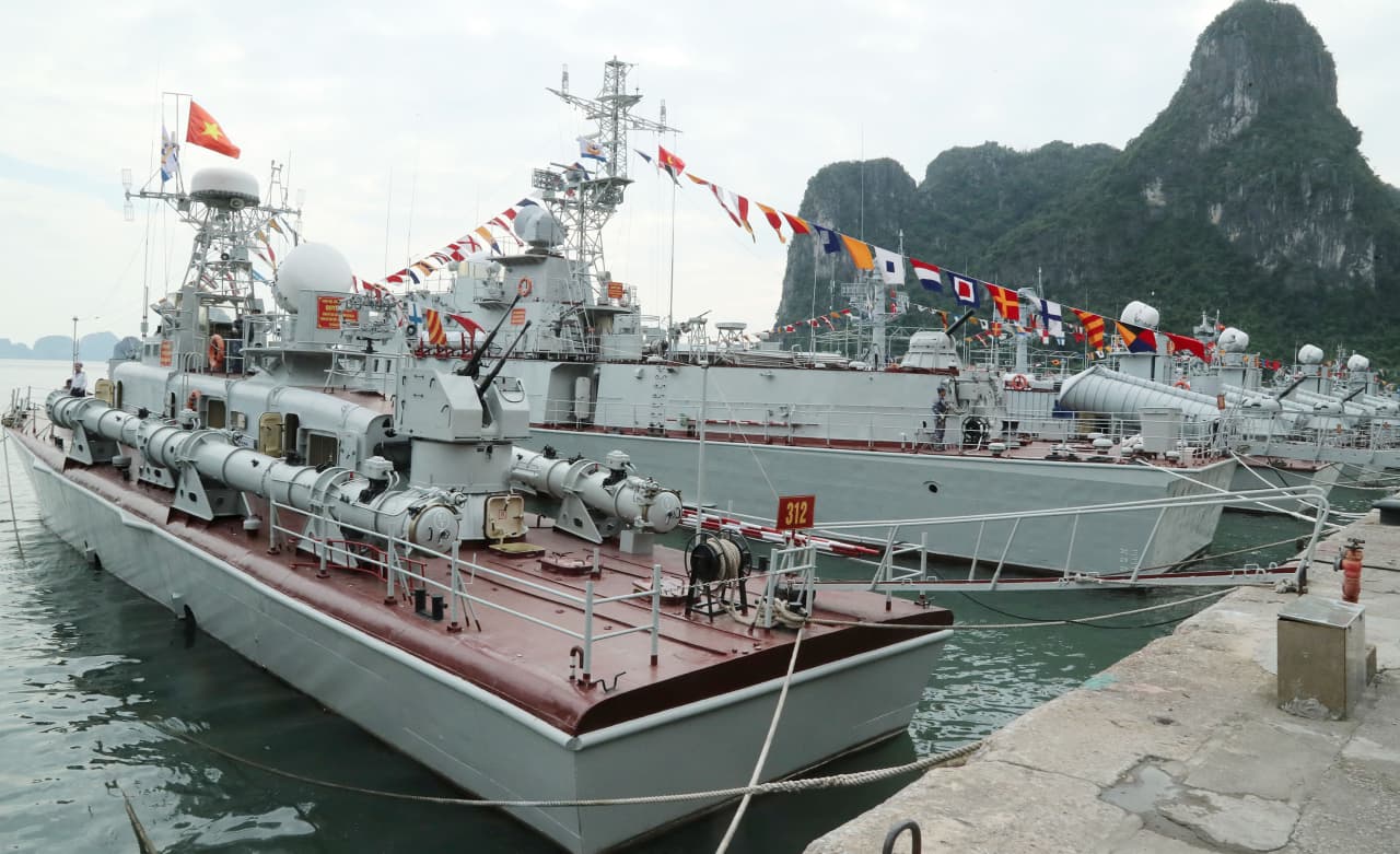 Lữ đoàn 170 thi tàu “chính quy, mẫu mực”, hội thao huấn luyện tàu và thi cán bộ tàu