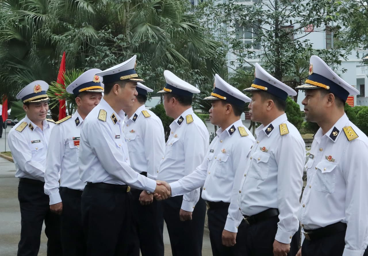 Đoàn công tác Quân chủng Hải quân kiểm tra tại Lữ đoàn 126