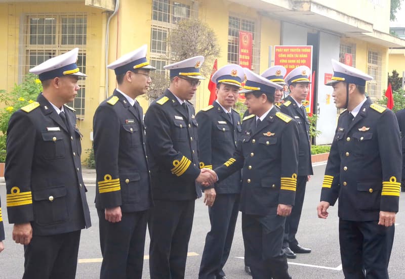 Chính ủy Cục Hậu cần - Kỹ thuật Hải quân nắm tình hình, chúc Tết tại Nhà máy X46