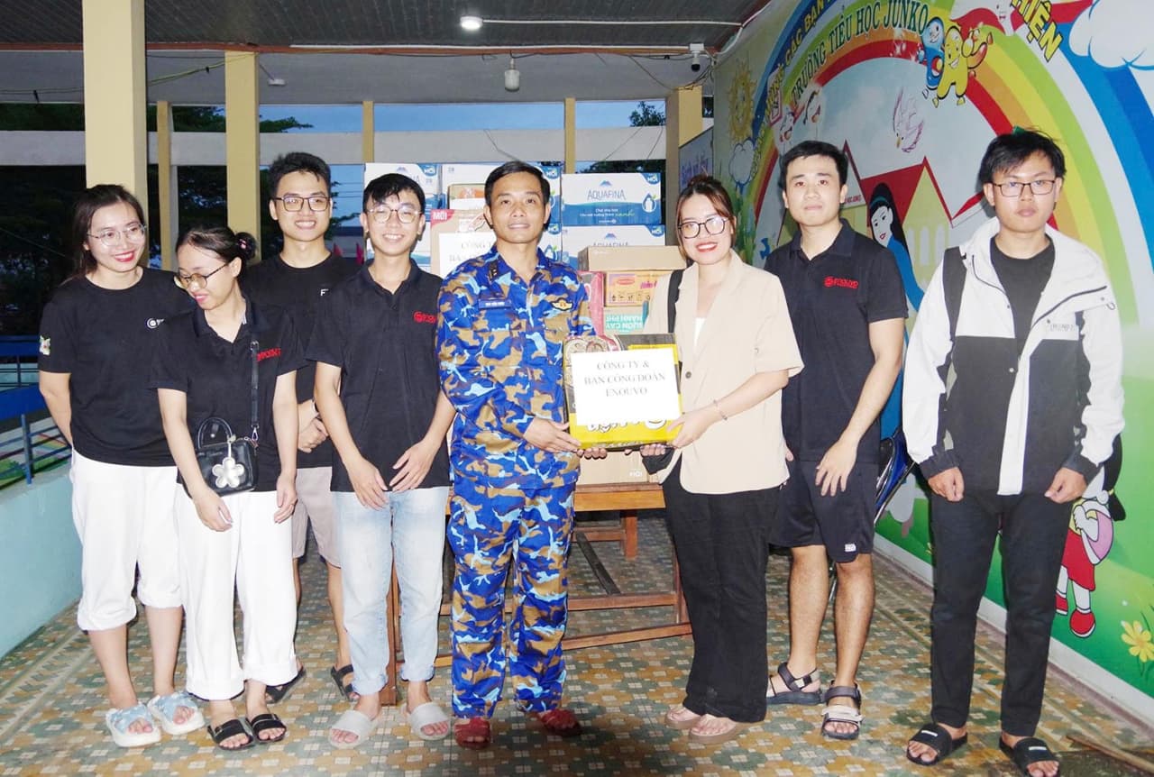 Lữ đoàn 83 phối hợp tặng quà bà con vùng lũ