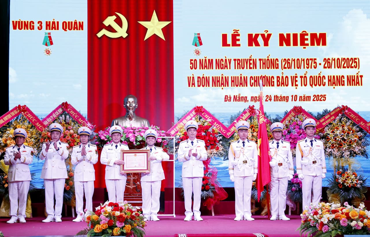Vùng 3 Hải quân kỷ niệm 50 năm Ngày truyền thống và đón nhận Huân chương Bảo vệ Tổ quốc hạng Nhất