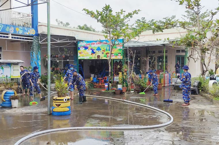 Vùng 3 Hải quân hỗ trợ nhân dân Gia Lai khắc phục hậu quả mưa lũ