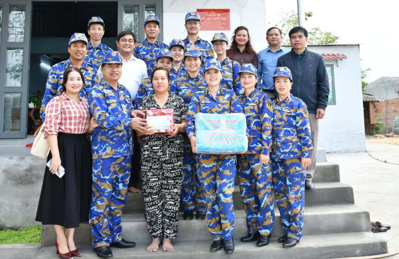 Phụ nữ Vùng 3 Hải quân thăm, tặng quà nhân dân vùng bão lũ tại tỉnh Gia Lai