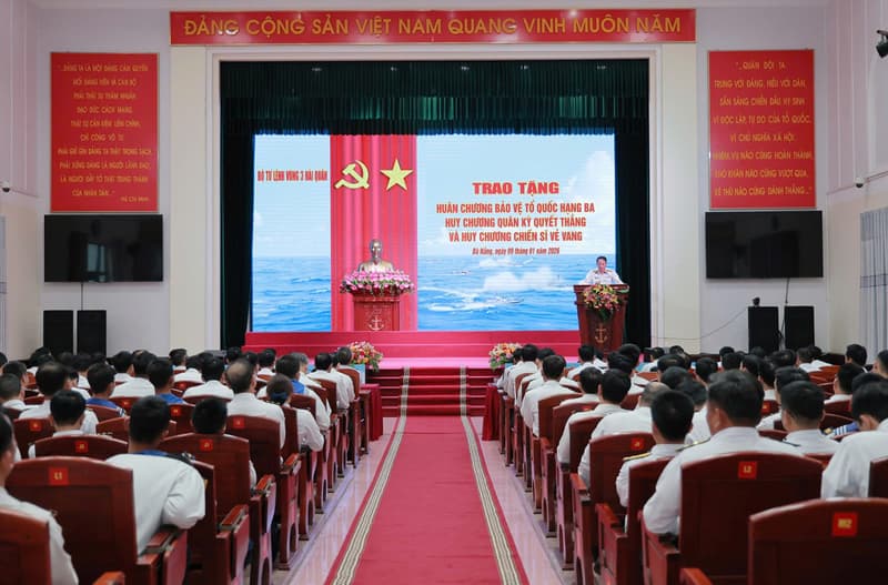 Vùng 3 Hải quân trao tặng huân chương, huy chương cho các cá nhân