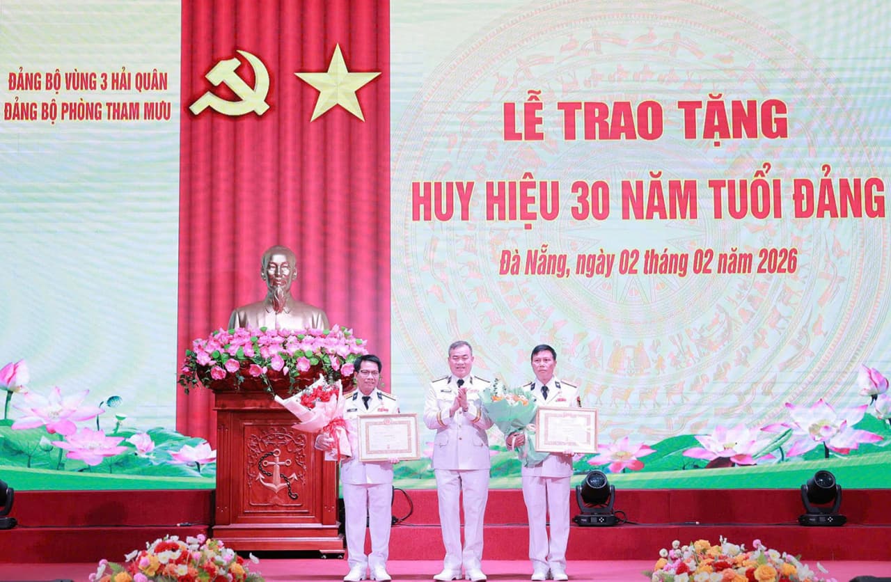 Đảng bộ Vùng 3 trao tặng Huy hiệu 30 năm tuổi Đảng