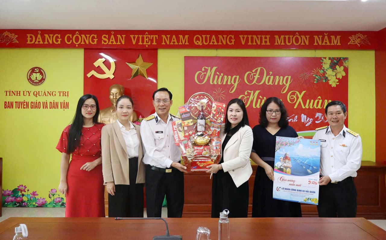 Lữ đoàn 83 chúc tết Ban Tuyên giáo và Dân vận Tỉnh ủy và Tỉnh đoàn Quảng Trị