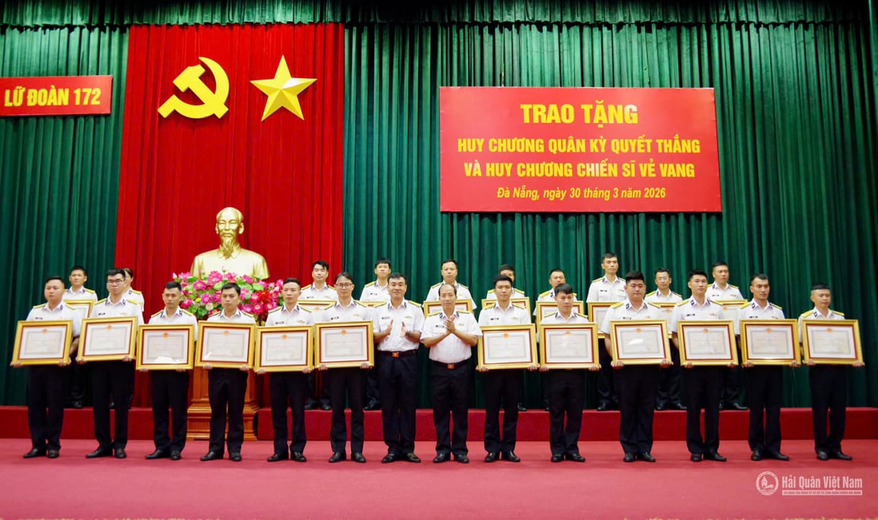 Lữ đoàn 172 trao tặng Huy chương Quân kỳ Quyết thắng và Huy chương Chiến sĩ vẻ vang