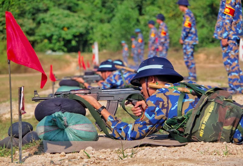 Tiểu đoàn 355 kiểm tra bắn đạn thật súng tiểu liên AK bài 1 cho chiến sĩ mới