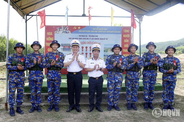 Chiến sĩ mới Vùng 3 Hải quân hoàn thành kiểm tra "Ba tiếng nổ"