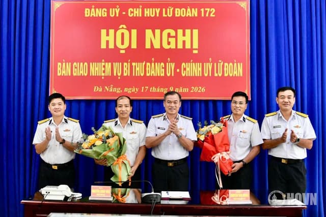 Bàn giao chức trách, nhiệm vụ Bí thư Đảng ủy, Chính ủy Lữ đoàn 172