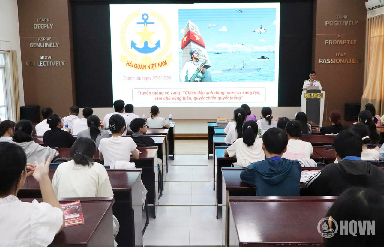 Vùng 3 Hải quân thông tin về biển đảo tại Đại học Đà Nẵng
