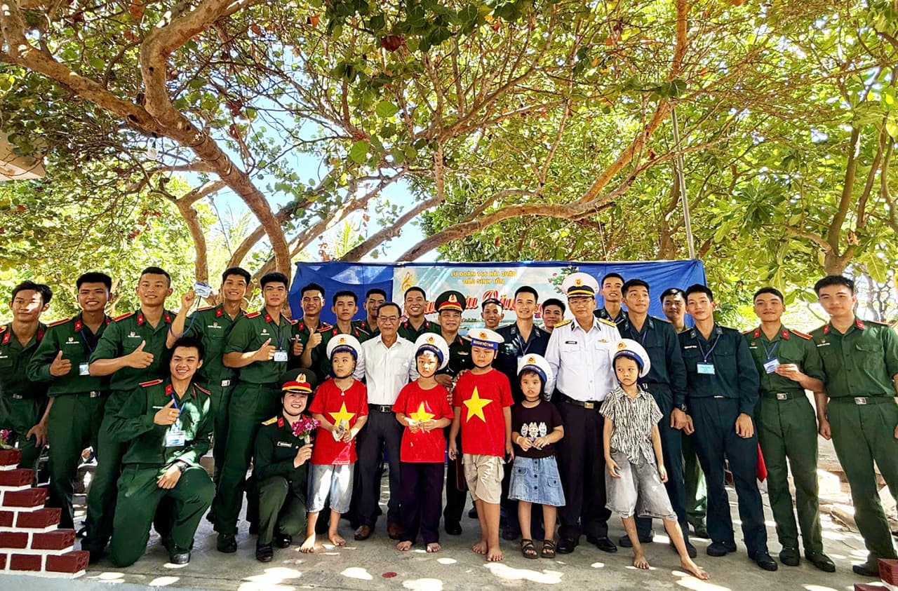 Đoàn công tác số 6 thăm Trường Sa và Nhà giàn DK1