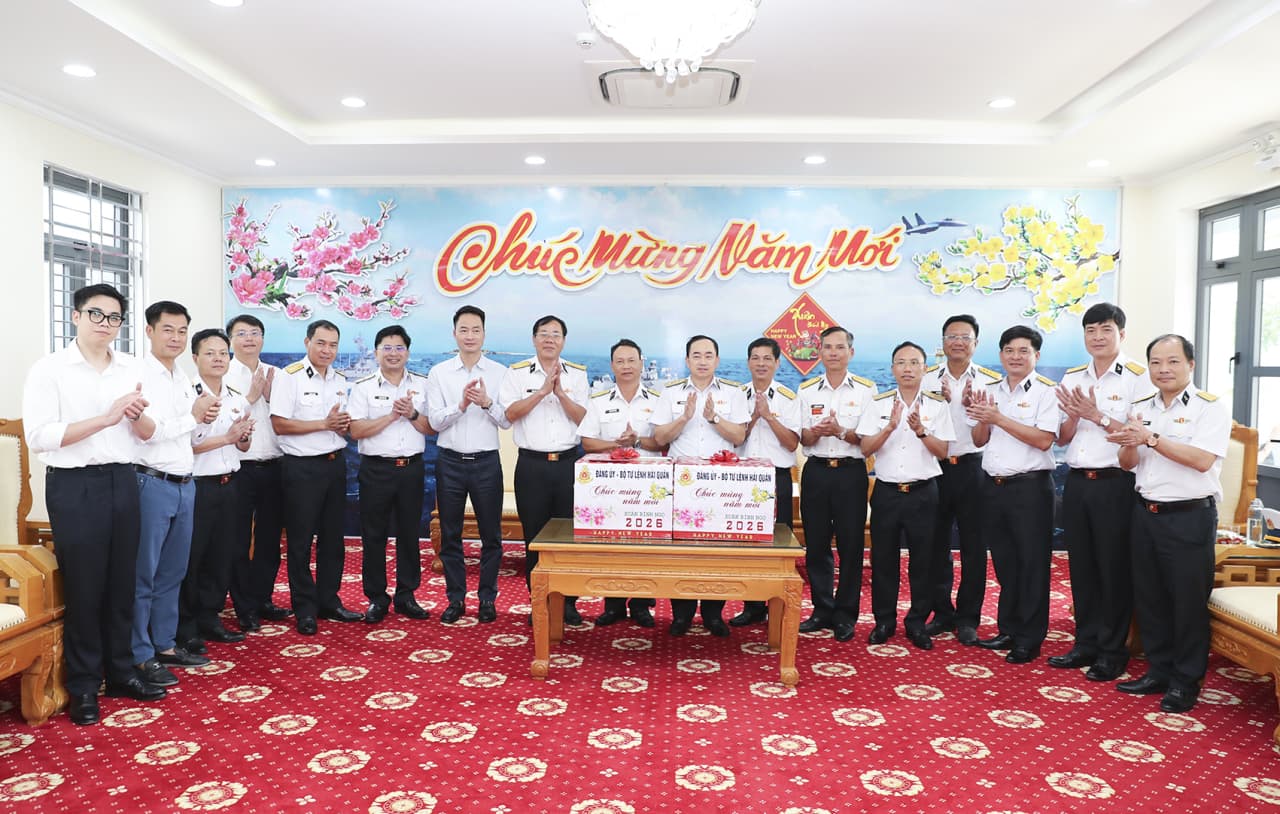 Phó Đô đốc Trần Thanh Nghiêm kiểm tra, chúc tết các đơn vị Vùng 5 Hải quân và lực lượng trên đảo Hòn Khoai