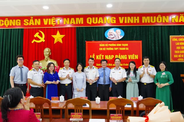 Vùng 2 Hải quân phối hợp tổ chức hoạt động về nguồn, sinh hoạt chuyên đề và kết nạp đảng viên