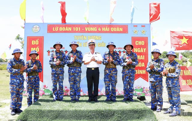 Xây dựng đơn vị vững về chính trị, đẹp trong lòng dân