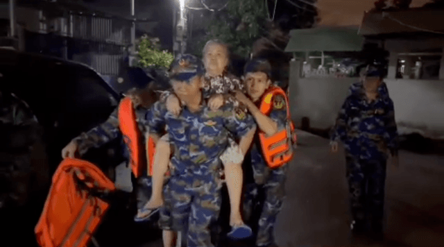 Vùng 2 Hải quân di dời 40 hộ dân ra khỏi vùng ngập sâu