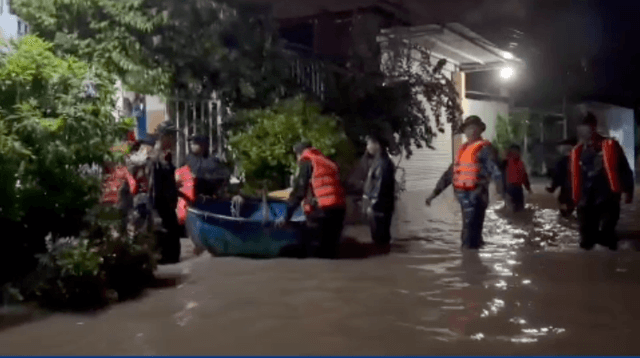 Bộ đội Hải quân sẵn sàng đồng hành cùng bà con miền Trung khắc phục hậu quả lũ lụt