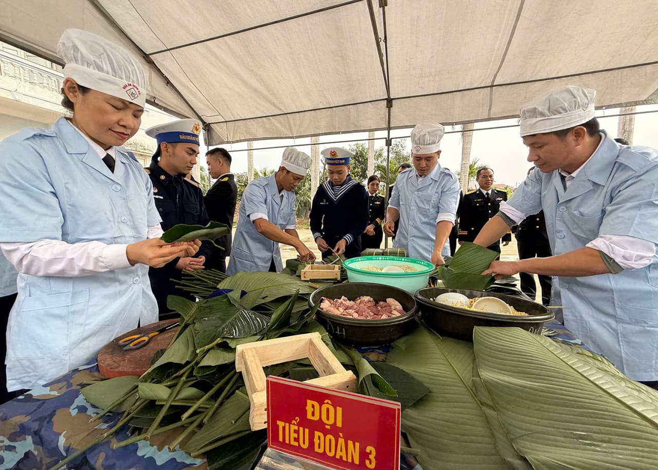 Lính thông tin Hải quân trổ tài gói bánh chưng