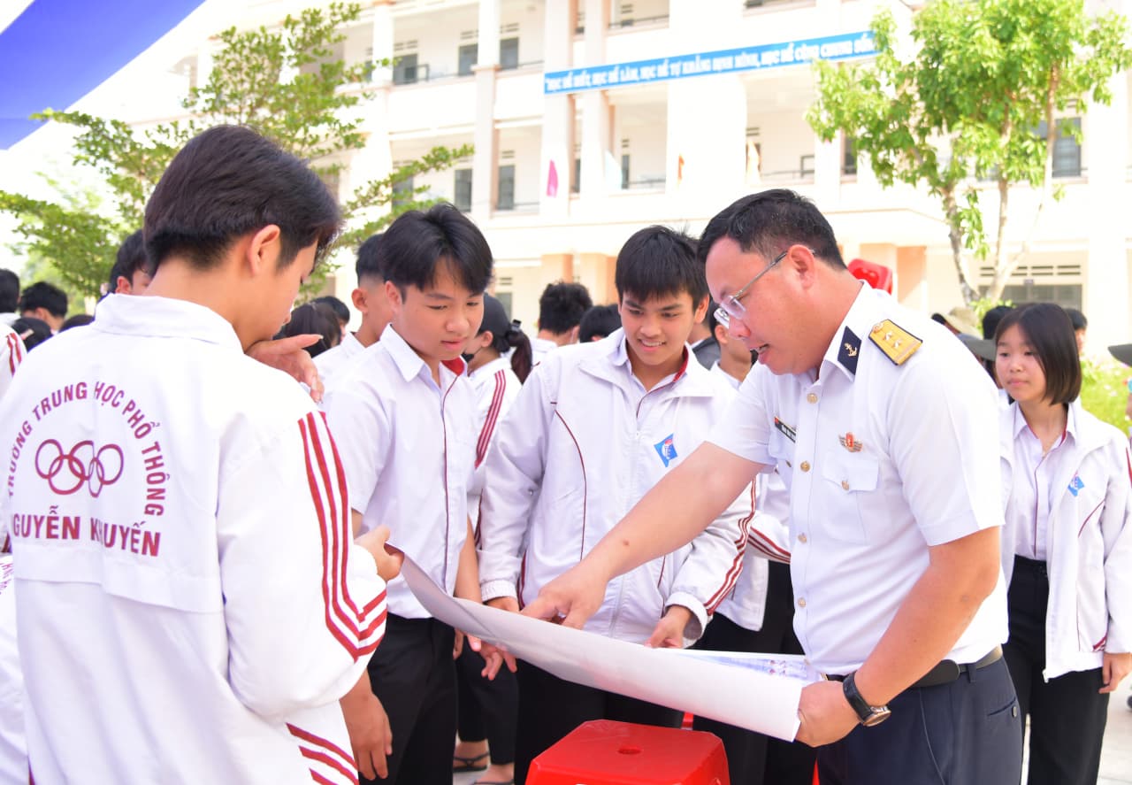 Hơn 6.000 cán bộ, giáo viên và học sinh Gia Lai nghe thông tin về biển đảo