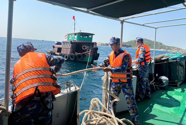 Tàu 785 kịp thời giúp ghe cá tỉnh Quảng Ngãi bị sự cố