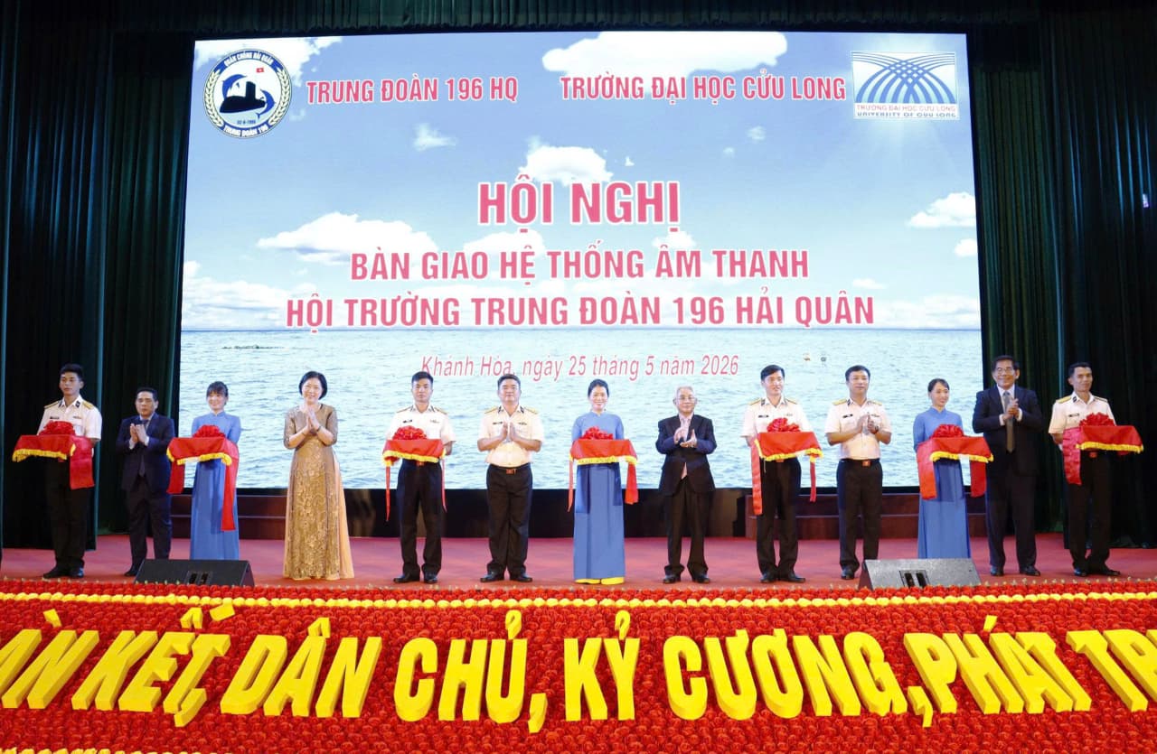 Trung đoàn 196 Hải quân tiếp nhận hệ thống âm thanh do Trường Đại học Cửu Long tặng