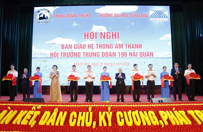 Trung đoàn 196 Hải quân tiếp nhận hệ thống âm thanh do Trường Đại học Cửu Long tặng