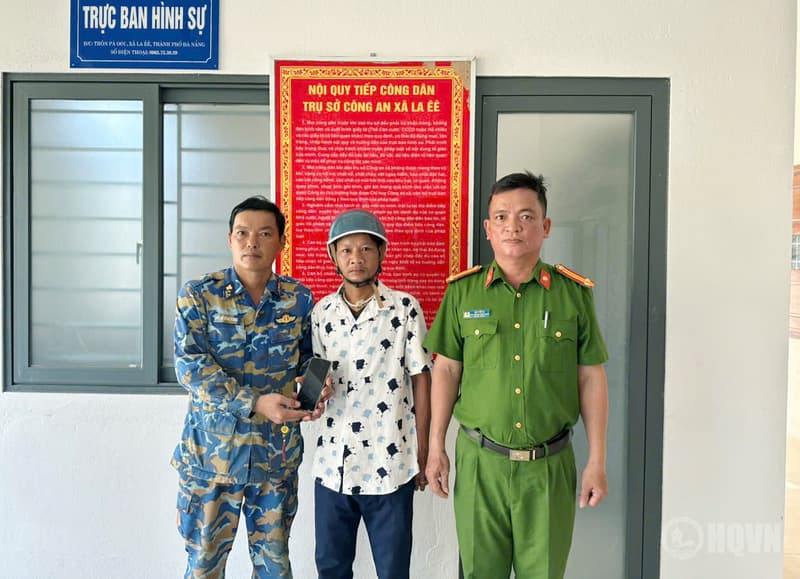 Nhân viên Trạm ra đa 3511 nhặt được của rơi trả lại người đánh mất