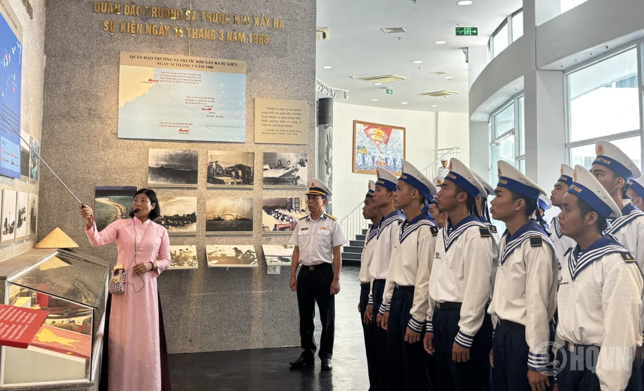 Cán bộ, chiến sĩ Kho 858 dâng hương Khu tưởng niệm các chiến sĩ Gạc Ma