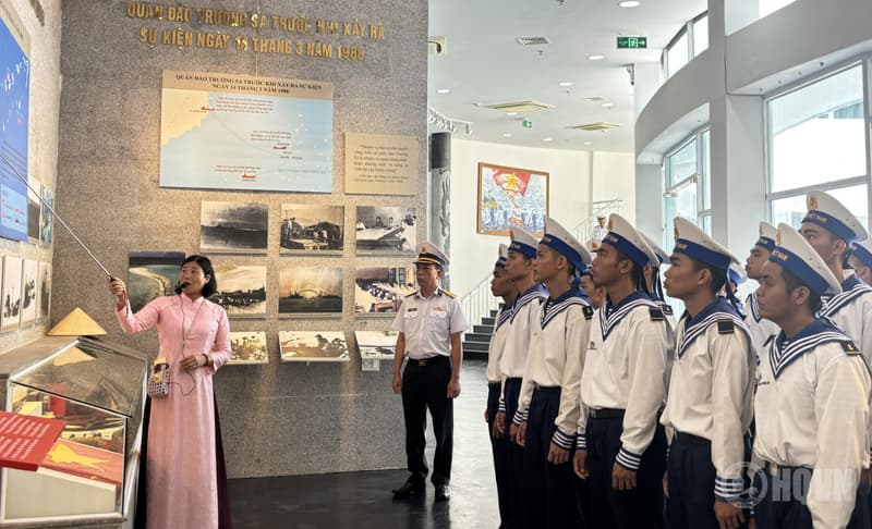Cán bộ, chiến sĩ Kho 858 dâng hương Khu tưởng niệm các chiến sĩ Gạc Ma