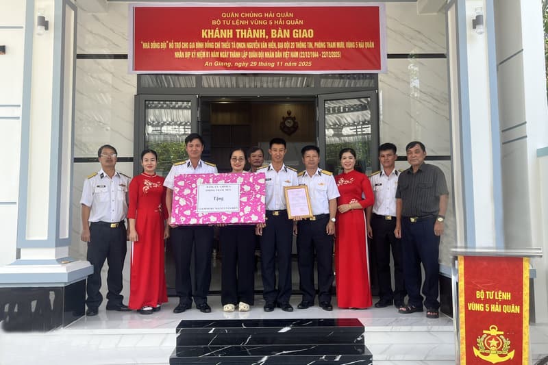 Bộ Tư lệnh Vùng 5 Hải quân bàn giao nhà đồng đội