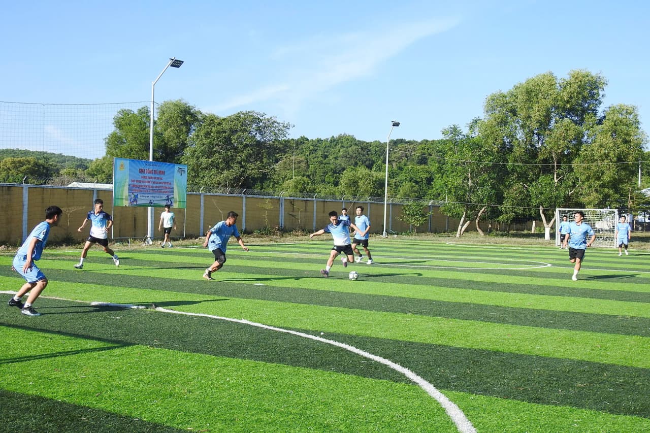 Trung đoàn 551 tổ chức giải bóng đá mini chào mừng Ngày thành lập Quân đội