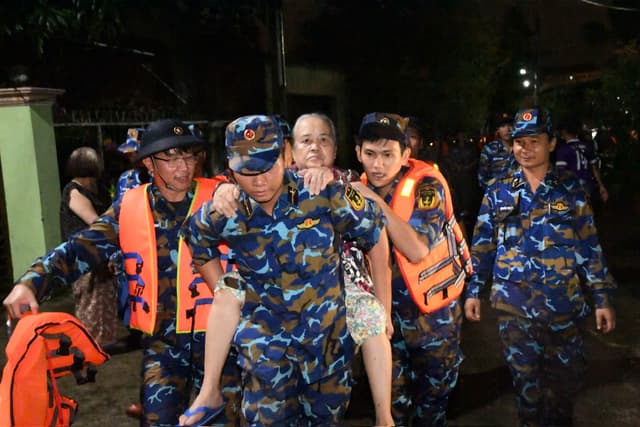 Lữ đoàn 681: Xuyên đêm hỗ trợ nhân dân di dời khỏi khu vực ngập sâu