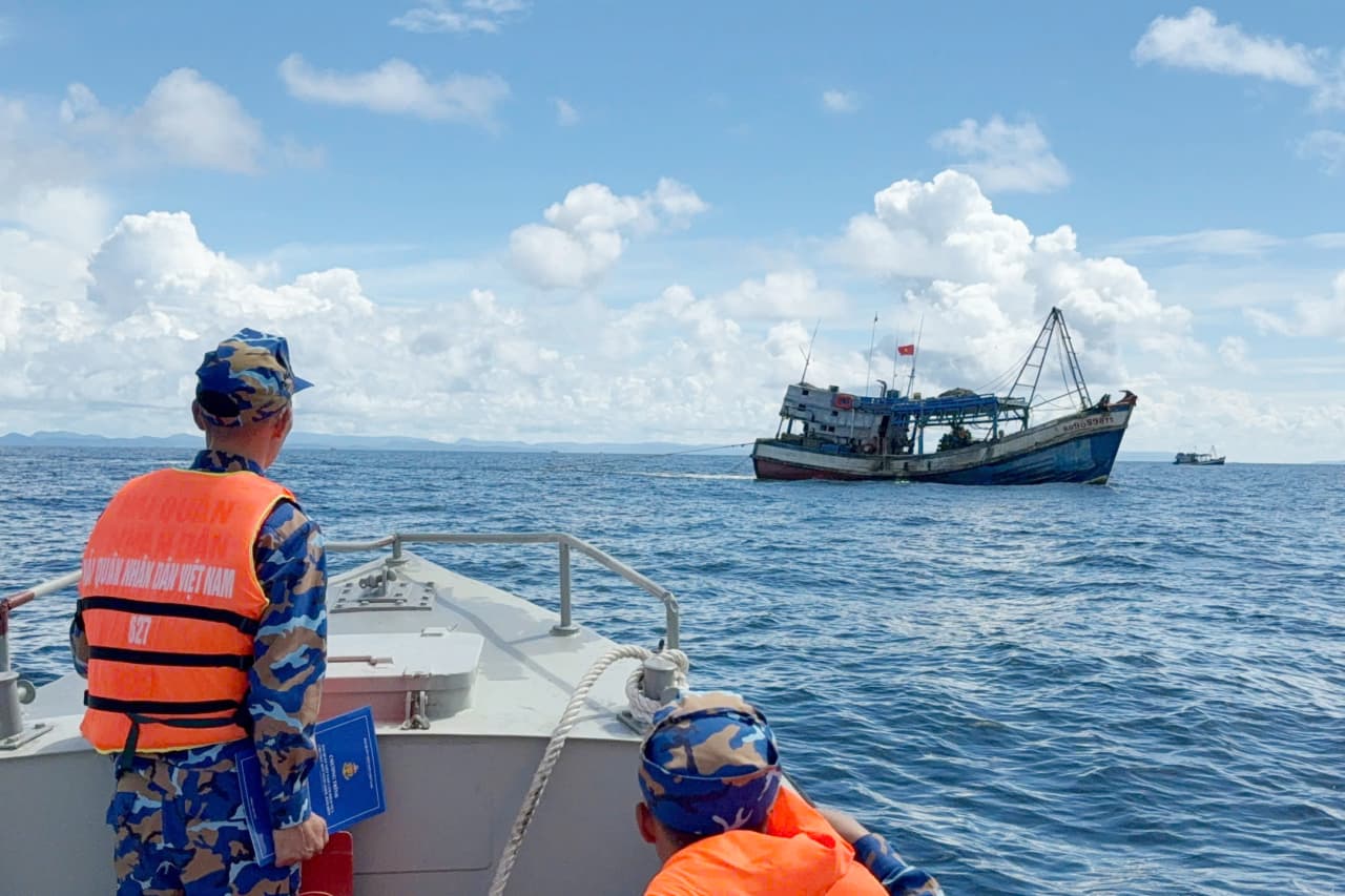 Vùng 5 Hải quân tăng cường tuần tra chống khai thác IUU