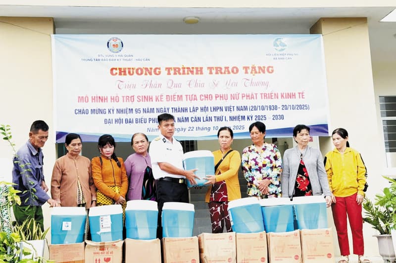 Ấm tình người lính biển ở Năm Căn