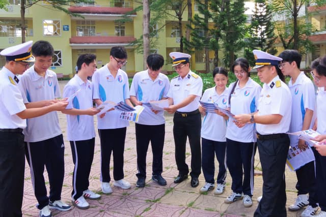 Học viện Hải quân đẩy mạnh tư vấn tuyển sinh quân sự