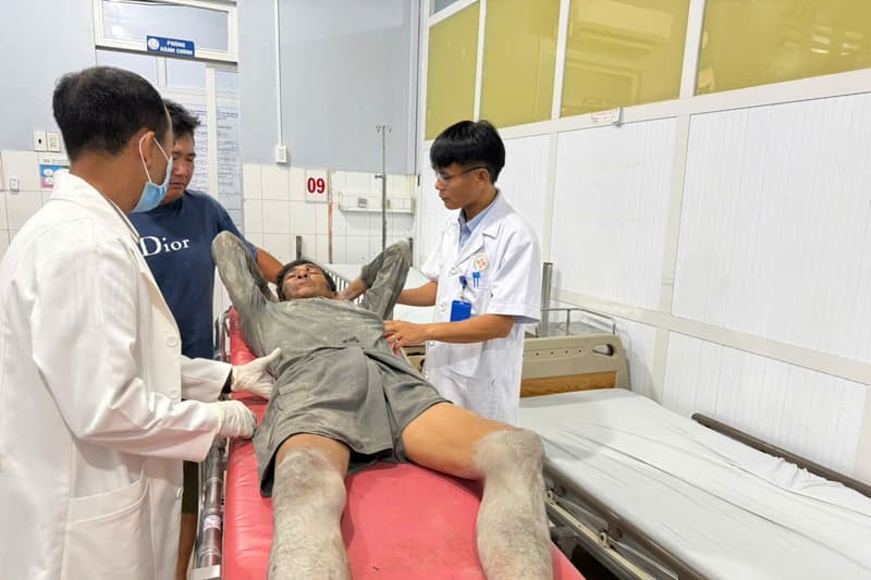 Cán bộ, chiến sĩ Vùng 5 Hải quân kịp thời cứu nạn vụ sập công trình dân dụng