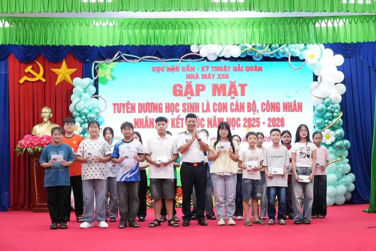 Nhà máy X55 tuyên dương, khen thưởng con cán bộ, công nhân đạt thành tích cao trong học tập